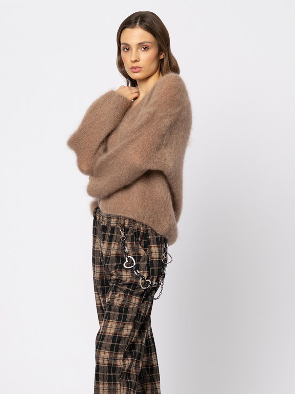 Czarne spodnie w beżową kratę z ozdobnym łańcuchem