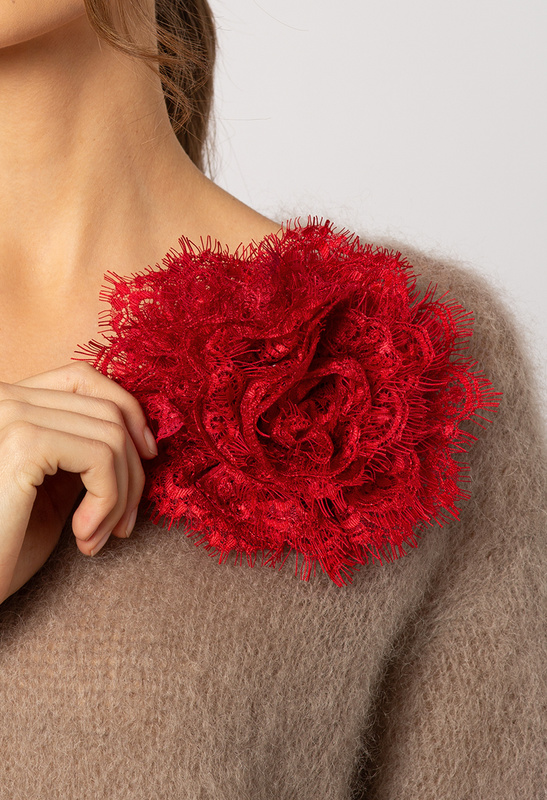 Koronkowa czerwona broszka