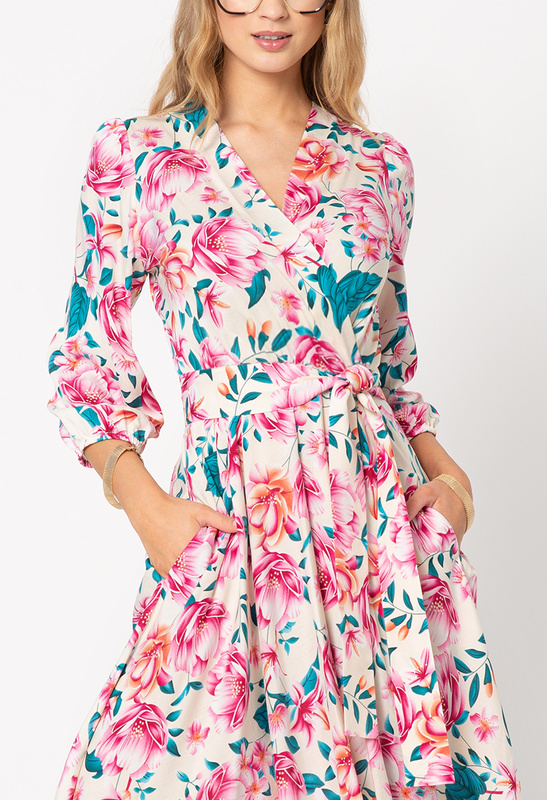 Sukienka kopertowa z wiskozy w różowe kwiaty Marla