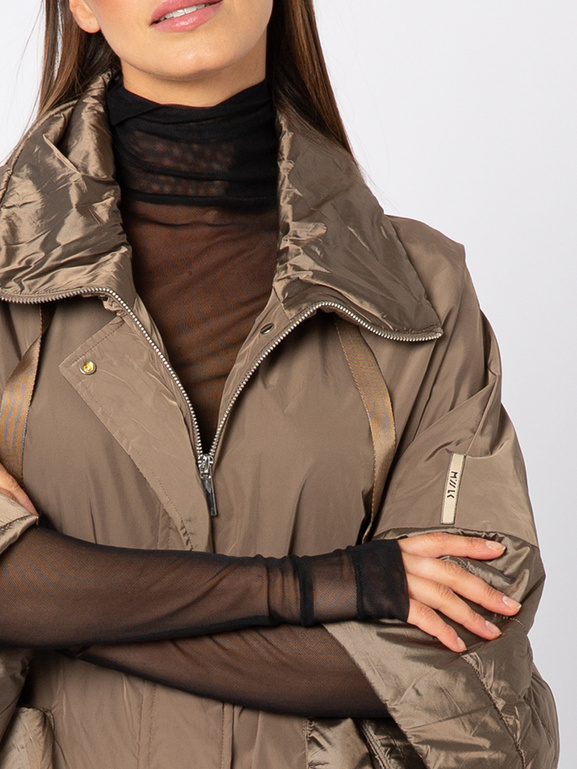 Beżowy szeroki płaszcz z pikowaniami