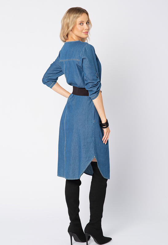 Sukienka z niebieskiego jeansu z paskiem i kwiatem