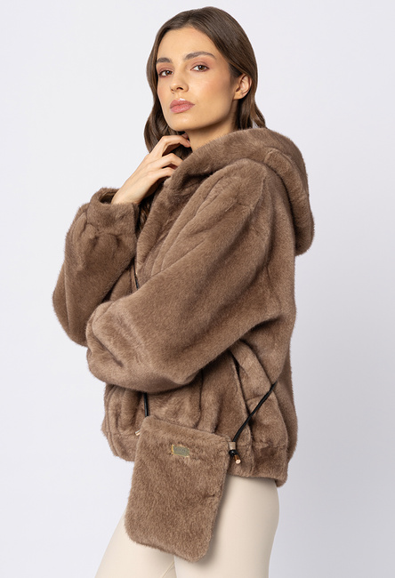 Mała beżowa torebka z eco futra na rzemyku