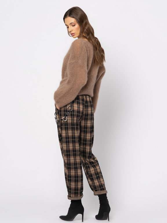 Czarne spodnie w beżową kratę z ozdobnym łańcuchem