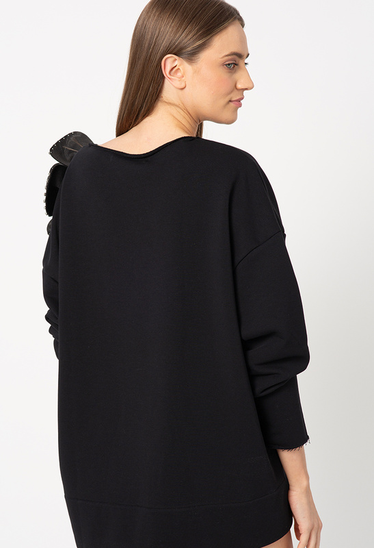 Czarna bluza z ozdobnym kwiatem z kryształkami