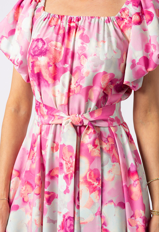 Sukienka w różowe kwiaty z bufiastym rękawkiem Malia