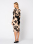Beżowa sukienka z czarnym flokowanym wzorem Tosca