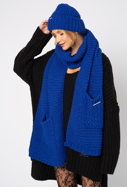 Kobaltowy szal w komplecie z czapką