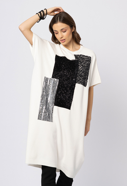 Ecru dzianinowa sukienka z ozdobnymi aplikacjami