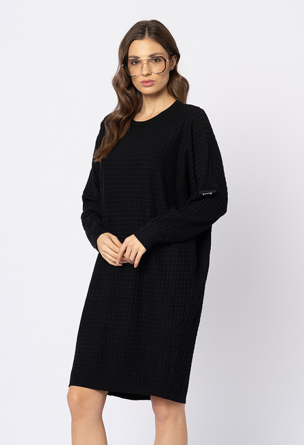 Czarna sukienka z dzianiny w kwadratowy splot