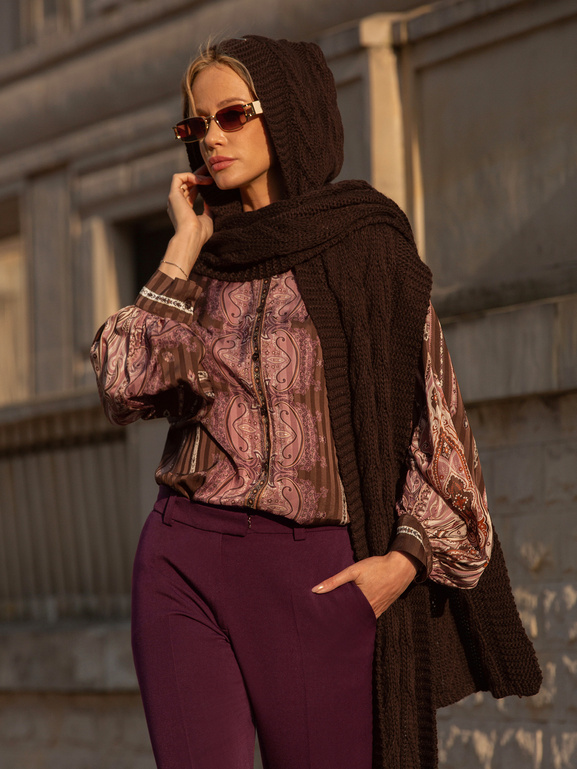 Brązowy szal z kapturem