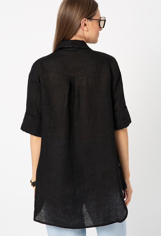 Czarna lniana koszula z wywijanym rękawem
