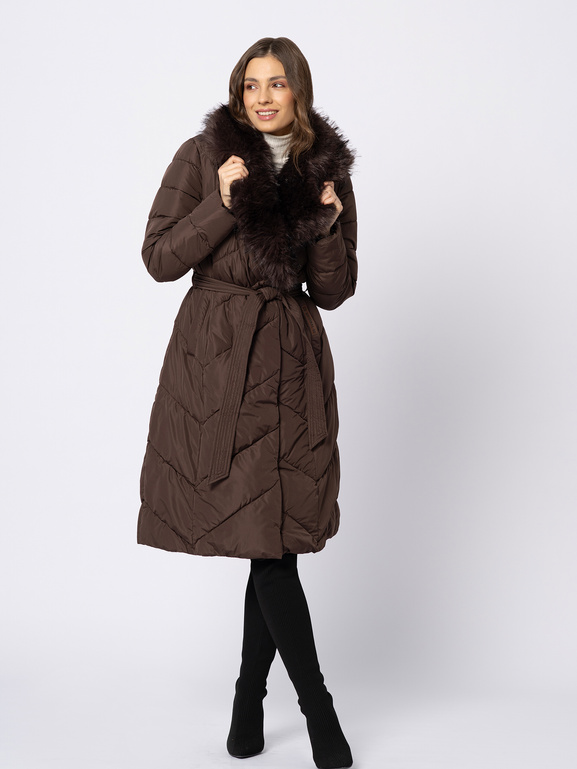 Brązowy płaszcz z odpinanym kołnierzem z imitacji futra