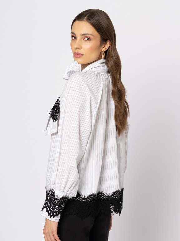 Bluzka biała w drobny prazek z wiązaniem przy szyi i wstawką z czarnej koronki