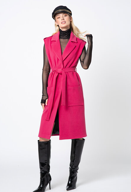 Długa różowa kamizelka z pagonami i paskiem