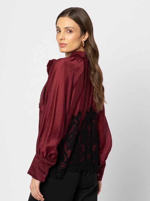 Bordowa bluzka z lyocellu z wiązaniem pod szyją zakończona koronką