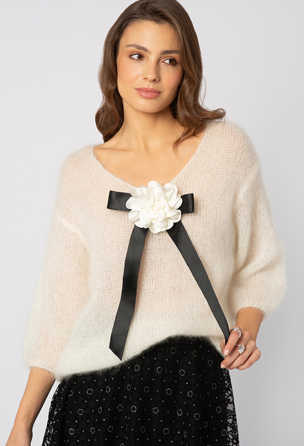 Czarna broszka kokardka z ecru kwiatkiem