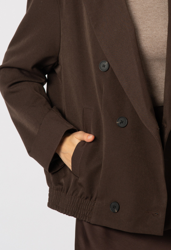 Brązowa marynarka dwurzędowa ze ściągaczem z tyłu