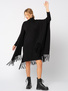 Czarny sweter ponczo z frędzlami