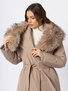 Beżowy płaszcz z dużym odpinanym kołnierzem z eco futra