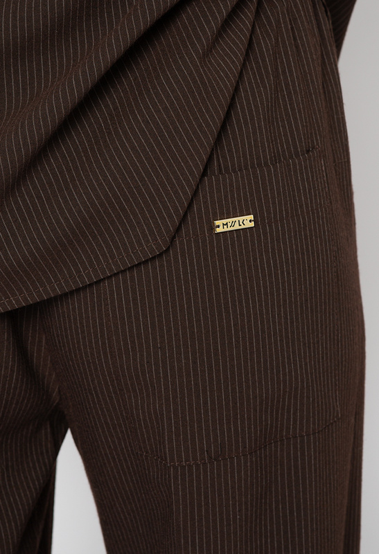 Brązowe spodnie w drobny prążek