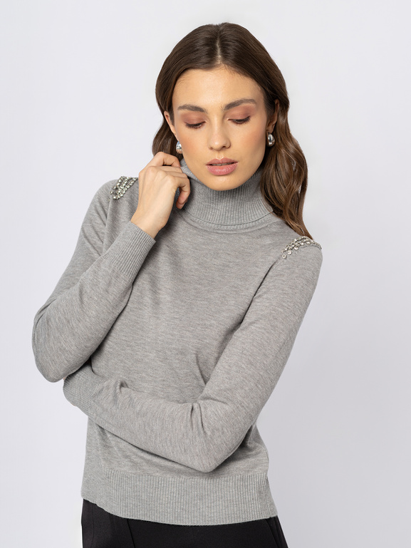 Szary sweter z golfem i kamieniami na ramionach