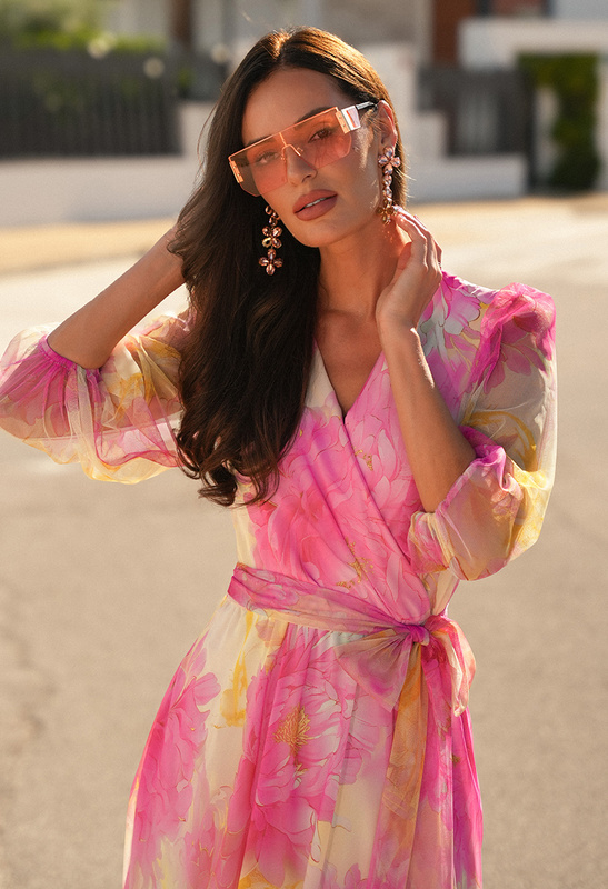 Sukienka z szyfonu w różowo-żółte kwiaty z tiulowym rękawem Lyssa