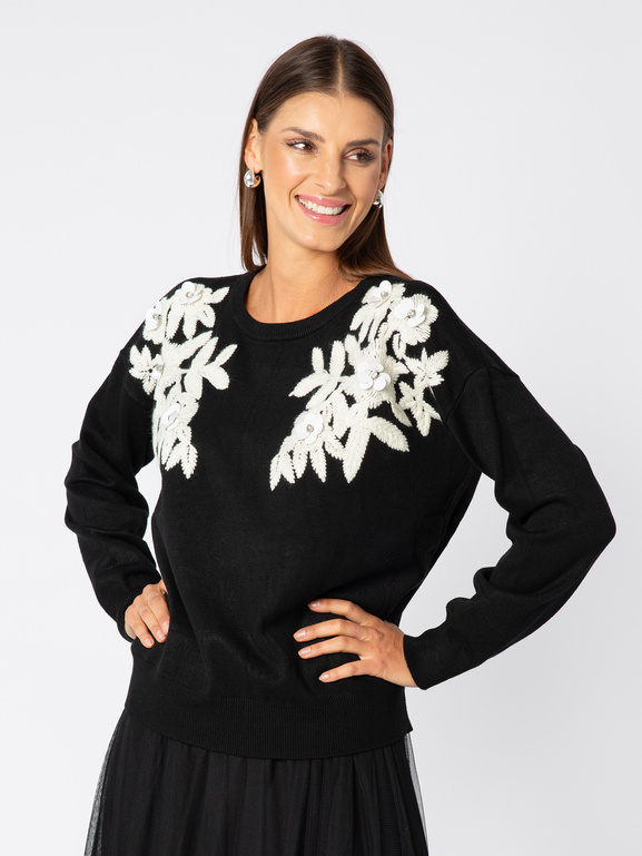 Czarny sweter białą aplikacją na ramionach