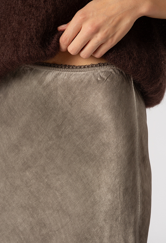 Satynowa wiskozowa spódnica z koronką w kolorze fango