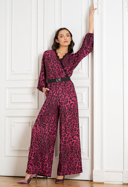 Kombinezon w kolorze czerwonego wina z motywem panterki wykończony koronką Vernazza