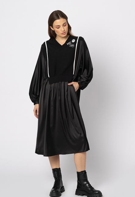 Czarna sukienka z łączonych tkanin