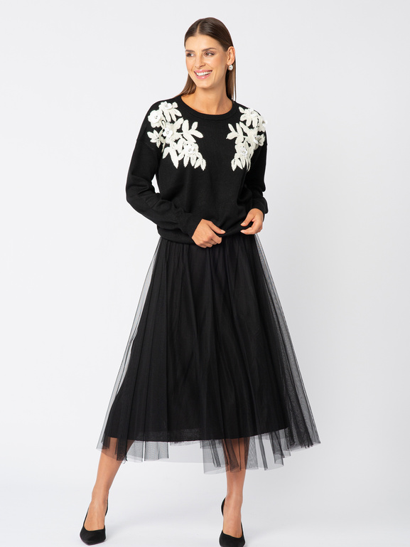 Czarny sweter białą aplikacją na ramionach