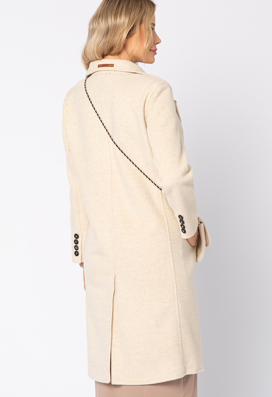 Jasno beżowy wełniany płaszcz bez podszewki w komplecie z torebką z naszywkami